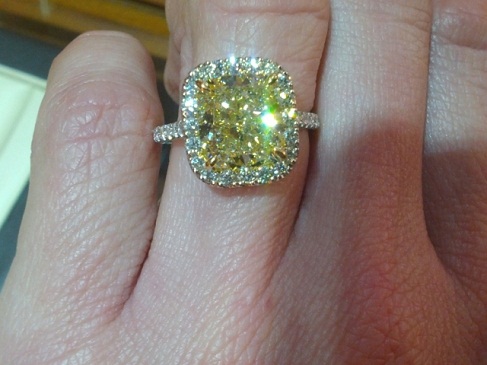 Ένα κίτρινο διαμαντένιο δαχτυλίδι 5 καρατίων