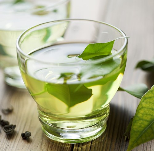 Vihreää teetä kiinteyttävä silmänympärysvoide