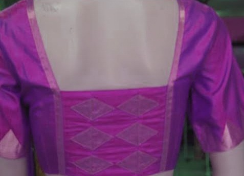 Violetti neliönmuotoinen pusero