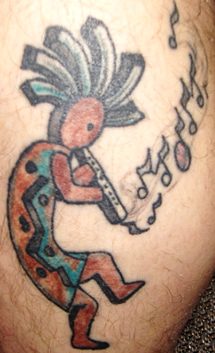 Huilu laulava Kokopelli -tatuointi