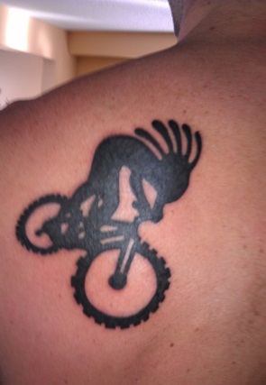 Kokopelli polkupyörän tatuointisuunnittelulla