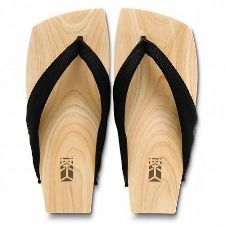 Tavallinen litteä puinen sandaali Y -hihnalla miehille