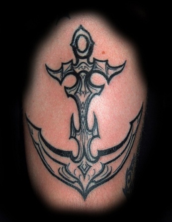 Φυλετικός σταυρός με τατουάζ βραχίονα σχεδίασης άγκυρας