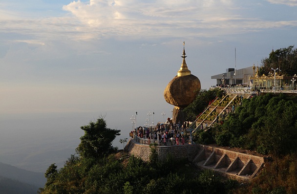 Golden-Rock_myanmar-τουριστικά μέρη