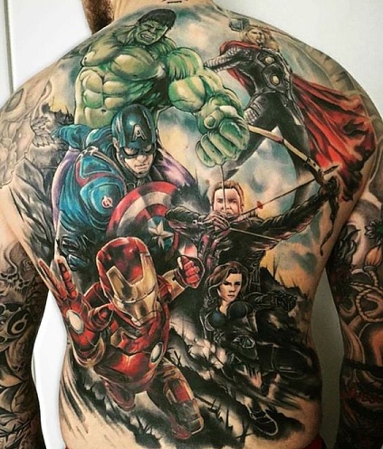 Koko kehon supersankari-tatuointi