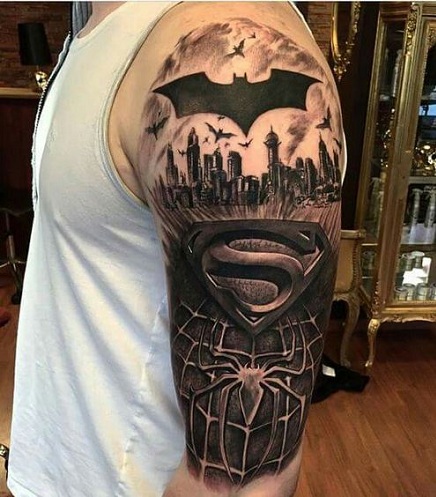 Hihainen supersankarin tatuointi