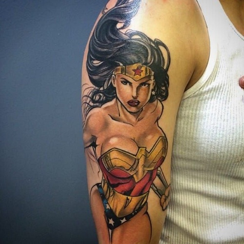 Naisellinen supersankari -tatuointi