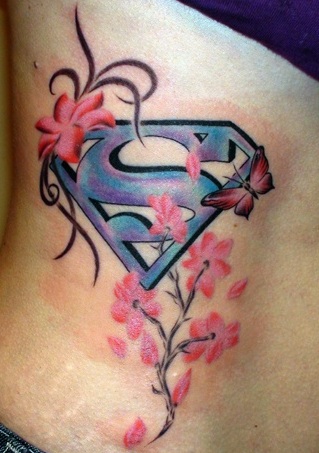 Muistaminen supersankari tatuointi