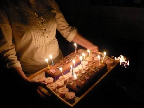 Kakku yllätys syntymäpäivälahjoja