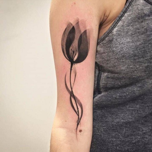 Tulip Tattoo στο μπράτσο