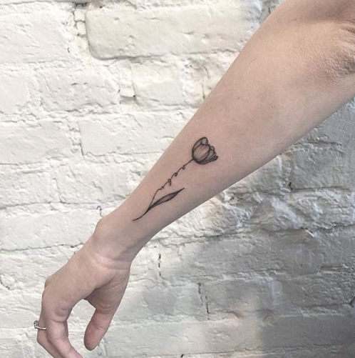 Yksinkertainen muotoilu Tulip Tattoo