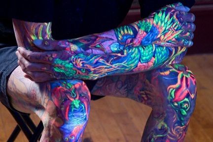 Ελκυστικά σχέδια τατουάζ UV Light