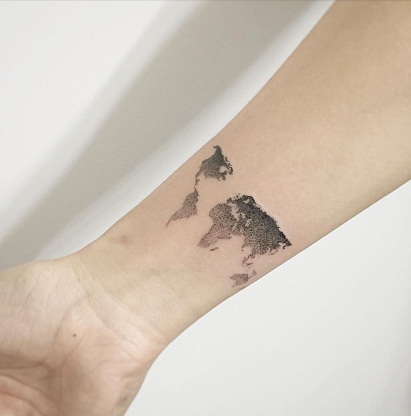 Tyylikäs maailmankartan tatuointimalli