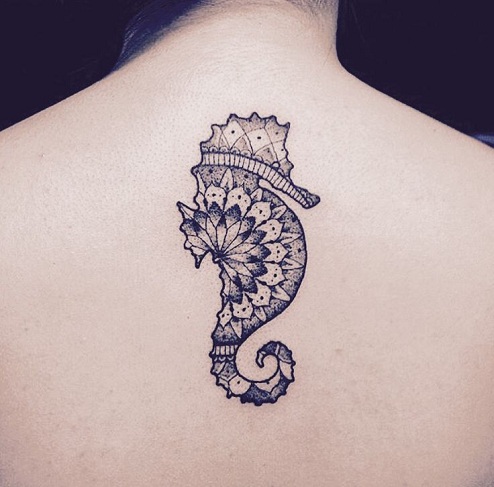 Mandala merihevonen tatuointi