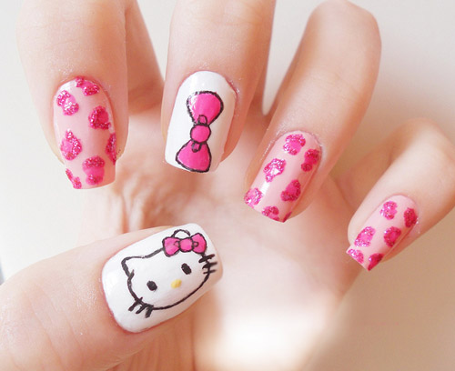 Pinkki Hello Kitty kynsitaide
