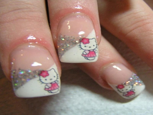 Söpö ja tyttömäinen Hello Kitty kynsitaide