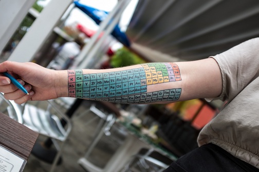 Värikäs täydellinen jaksollisen taulukon tatuointi
