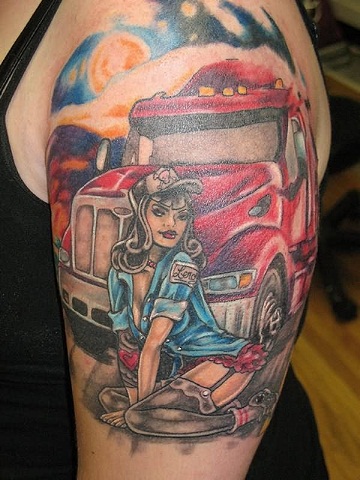 Pin-Up-tyttö auton tatuoinnilla