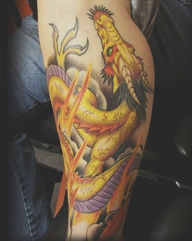 Kultainen lohikäärme merimies tatuointi