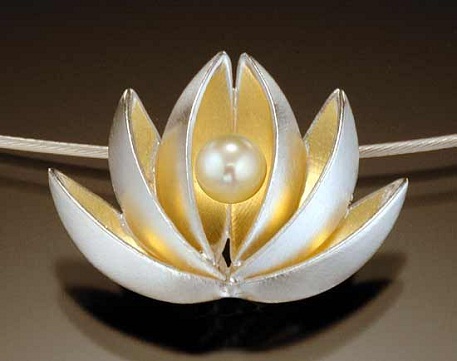 Το μενταγιόν Lotus Pearl για γυναίκες
