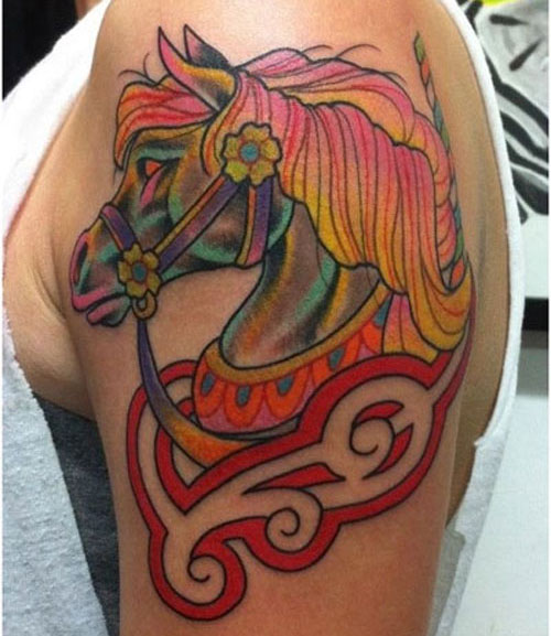Värikäs muste hevosen tatuoinnissa