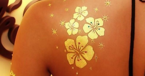 Kultainen kukka metallisessa tatuoinnissa