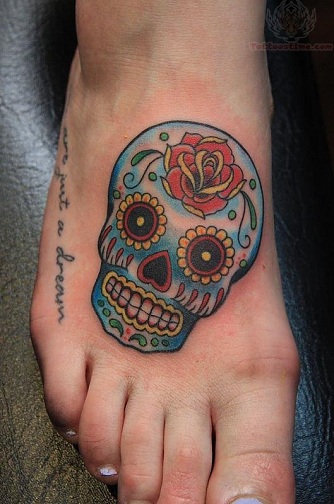 Skeleton Head Tattoo με τα πόδια
