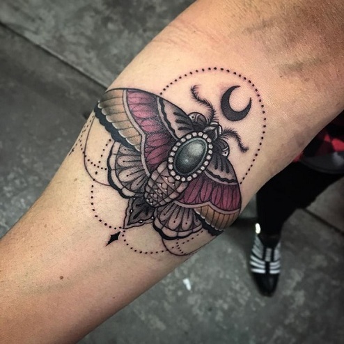 Häikäisevä Moth Tattoo Design