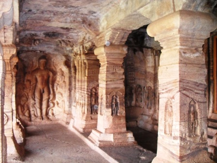 Mahaviran temppeli - badamin luolatemppelit