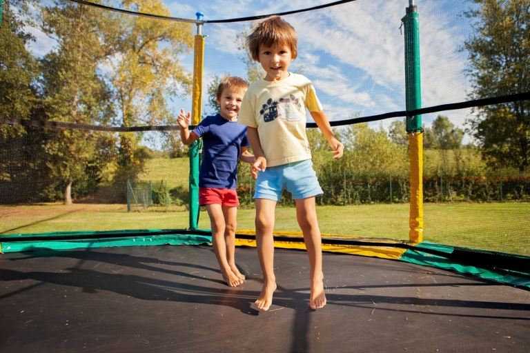 Använd studsmattan i trädgården till olika saker