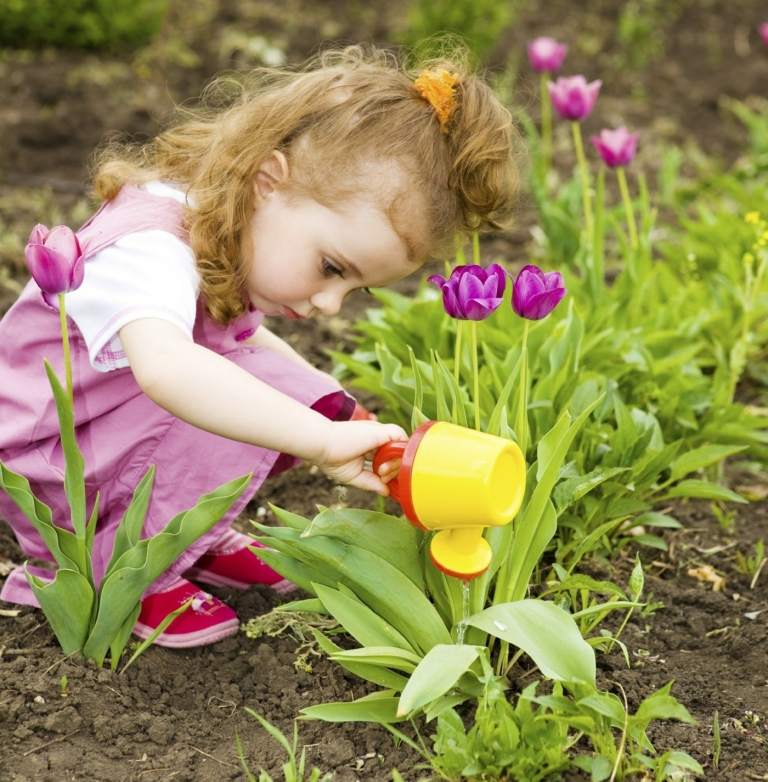 Lär barn att trädgård på ett roligt sätt med blommor eller grönsaksfläckar