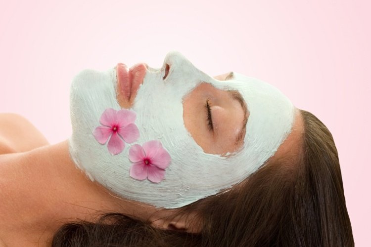 gör-det-själv-ansiktsmasker-skönhet-hudvård-blommar-damer