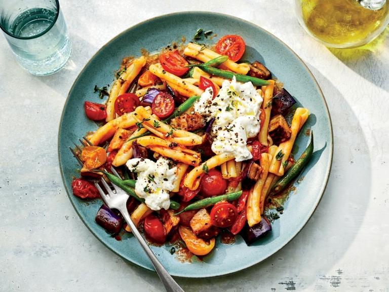 Lätt sommarmiddag från Casarecce med bönor, aubergine och körsbärstomater