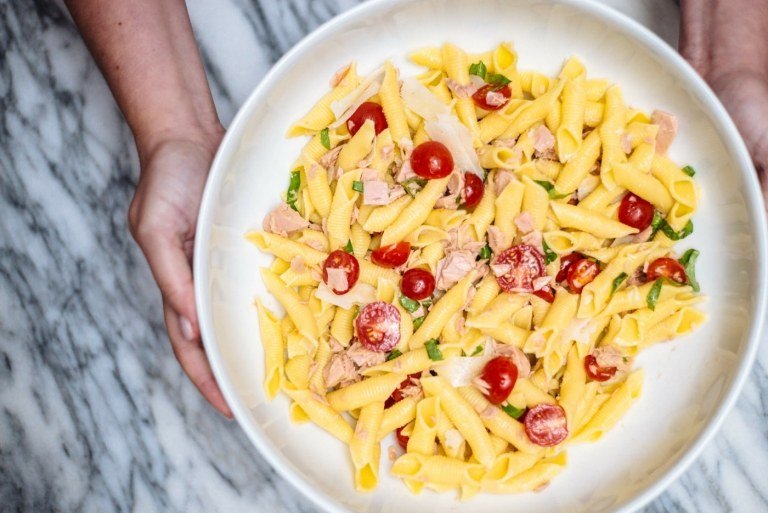 Läcker pasta med tomater, tonfisk och parmesan som sommarrätt