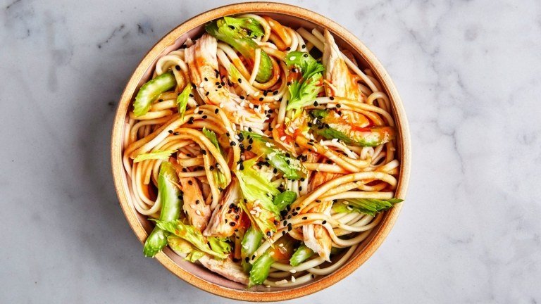 Kycklingudon och jordnötslökdressing för en lätt måltid