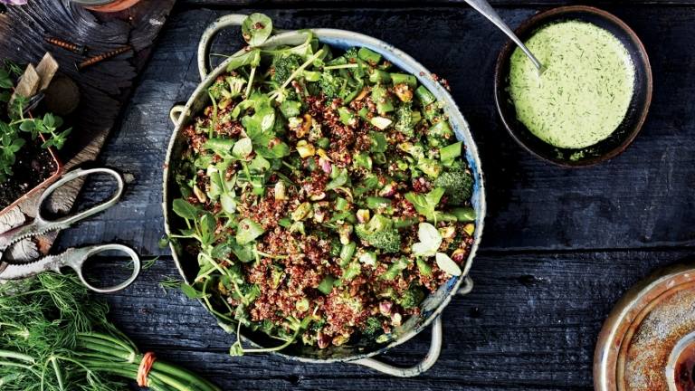 Quinoasallad som en lätt sommarmiddag med broccoli, bönor och sockerärter
