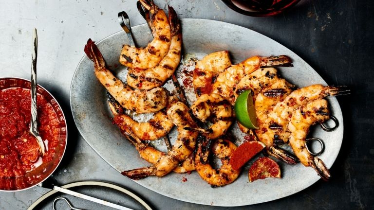 Grillade räkor med peppar och chili på spett