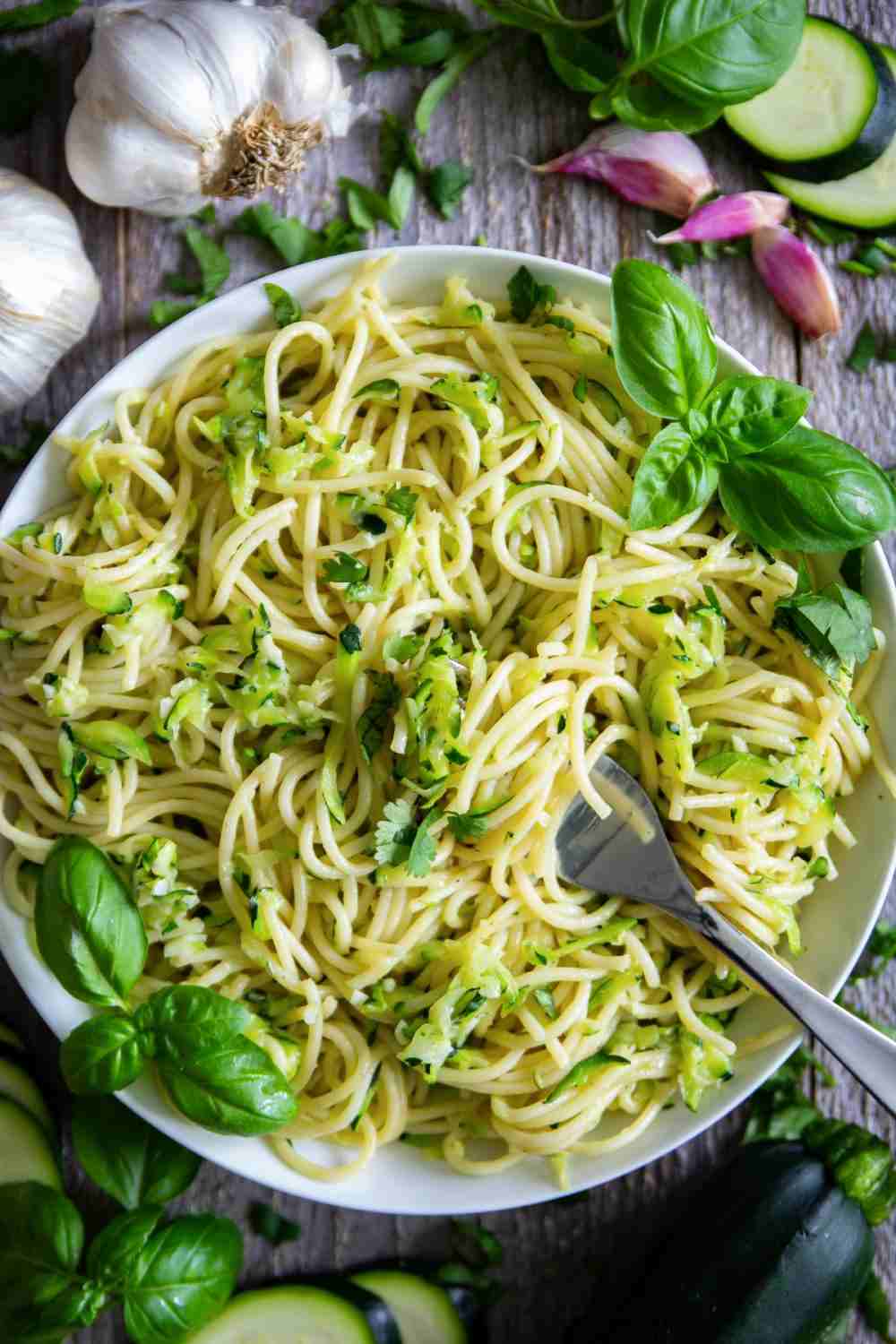 Idé för varma dagar för spaghetti med zucchini, vitlök och parmesan