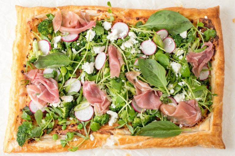 Förbered smördeg med grönsaker och prosciutto som ett sommarrecept i ugnen