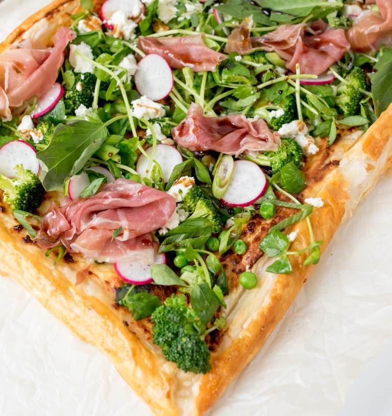 Broccoli, skinka och ärtor på en färskost och parmesankräm
