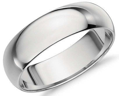 Το απλό γαμήλιο δαχτυλίδι σε πλατίνα