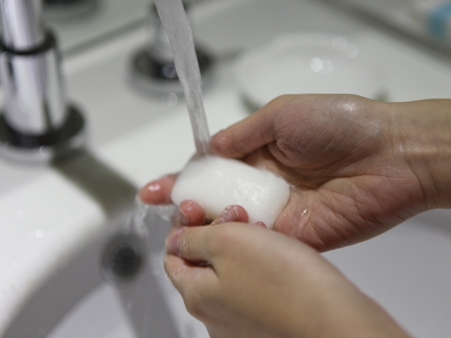 Hygien antibakteriell tvål händer tvätta vatten rinner