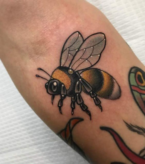 Kauniita mehiläisten tatuointimalleja 1