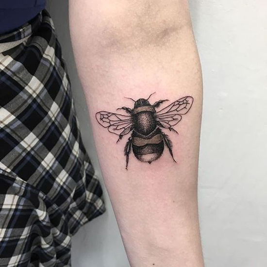 Όμορφα σχέδια τατουάζ μέλισσας 2