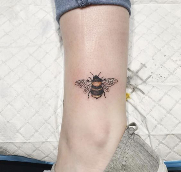 Kauniita mehiläisten tatuointimalleja 7