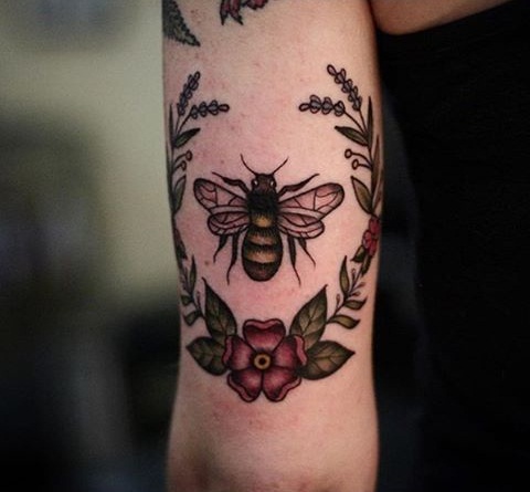 Ihana mehiläisten tatuointisuunnittelu