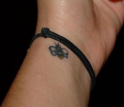 Tyylikäs pieni mehiläinen tatuointisuunnittelu