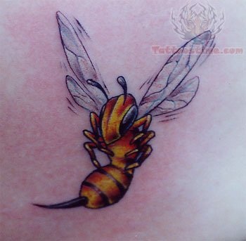 Häikäisevä Soaring High Bee Tattoo Design