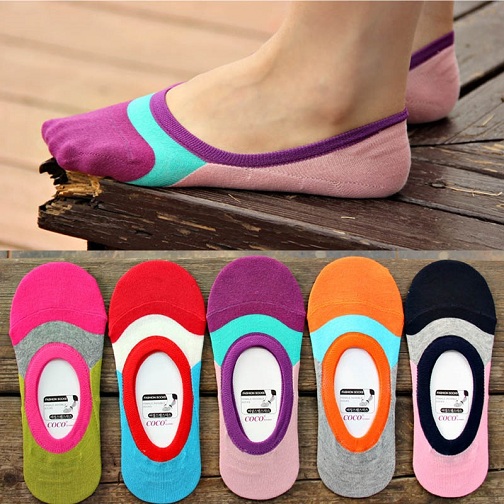 Κορίτσια αόρατες κάλτσες σε διαφορετικά χρώματα
