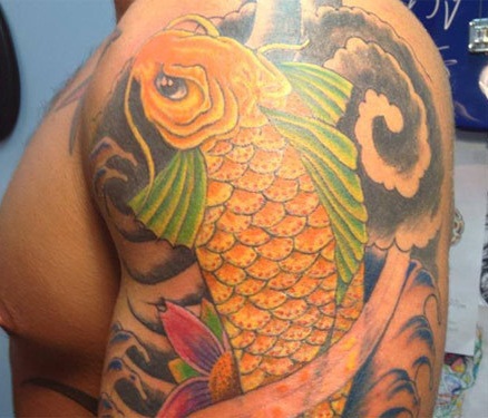 Παραδοσιακά και αρχαία κίτρινα σχέδια τατουάζ